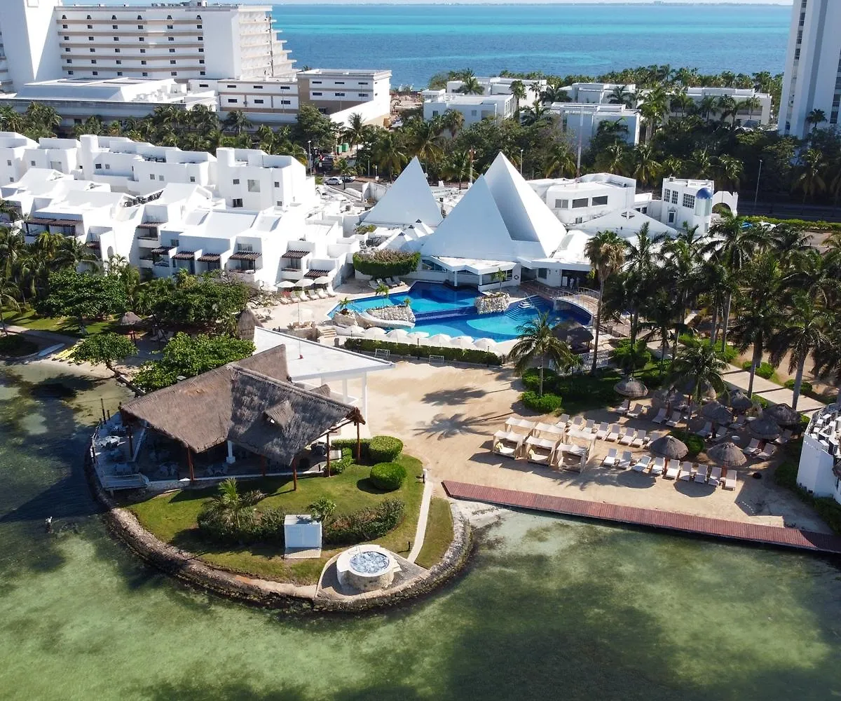 מלון קנקון Sunset Marina & Yacht Club